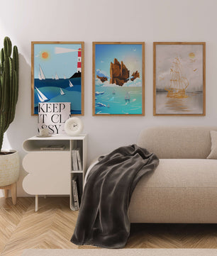 Triptyque de paysages marins avec bateaux et phare