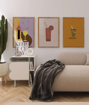 Illustrations minimalistes de boissons dans des cadres en bois