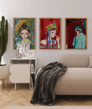 Tríptico de Retratos Femeninos en Estilo Asiático con Elementos Dorados