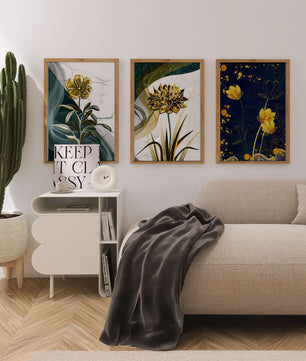 Décoration murale avec fleurs dorées sur des fonds artistiques