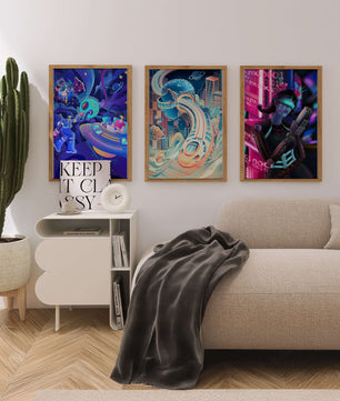 Set aus drei futuristischen Kunstdrucken in modernem Umfeld