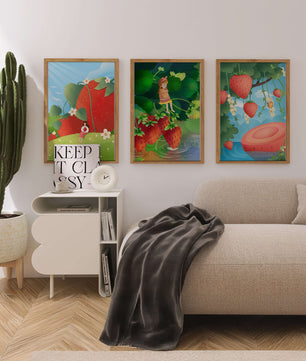 Ensemble d’illustrations de fraise avec une fillette dans un environnement naturel