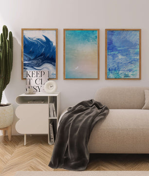 Décoration moderne avec triptyque d'art abstrait dans les tons bleus et beige