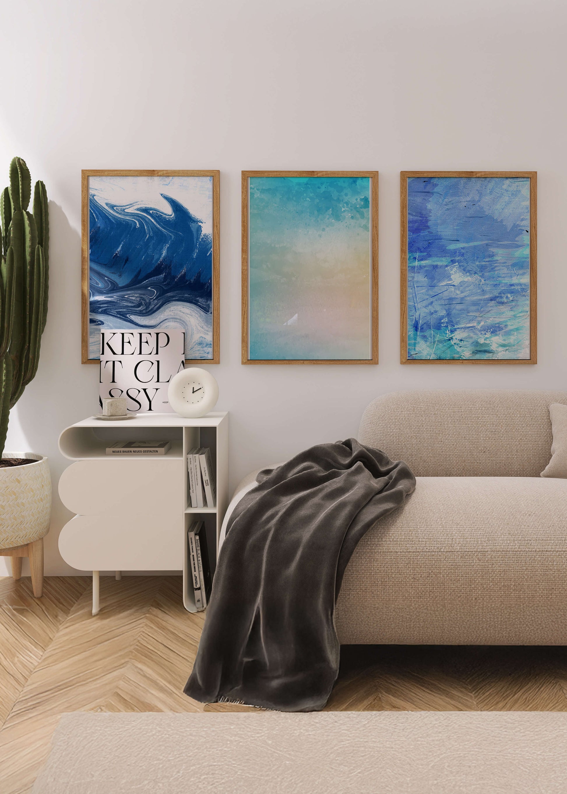 Décoration moderne avec triptyque d'art abstrait dans les tons bleus et beige