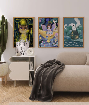 Mur avec trois tableaux artistiques sans cadre dans un environnement lumineux