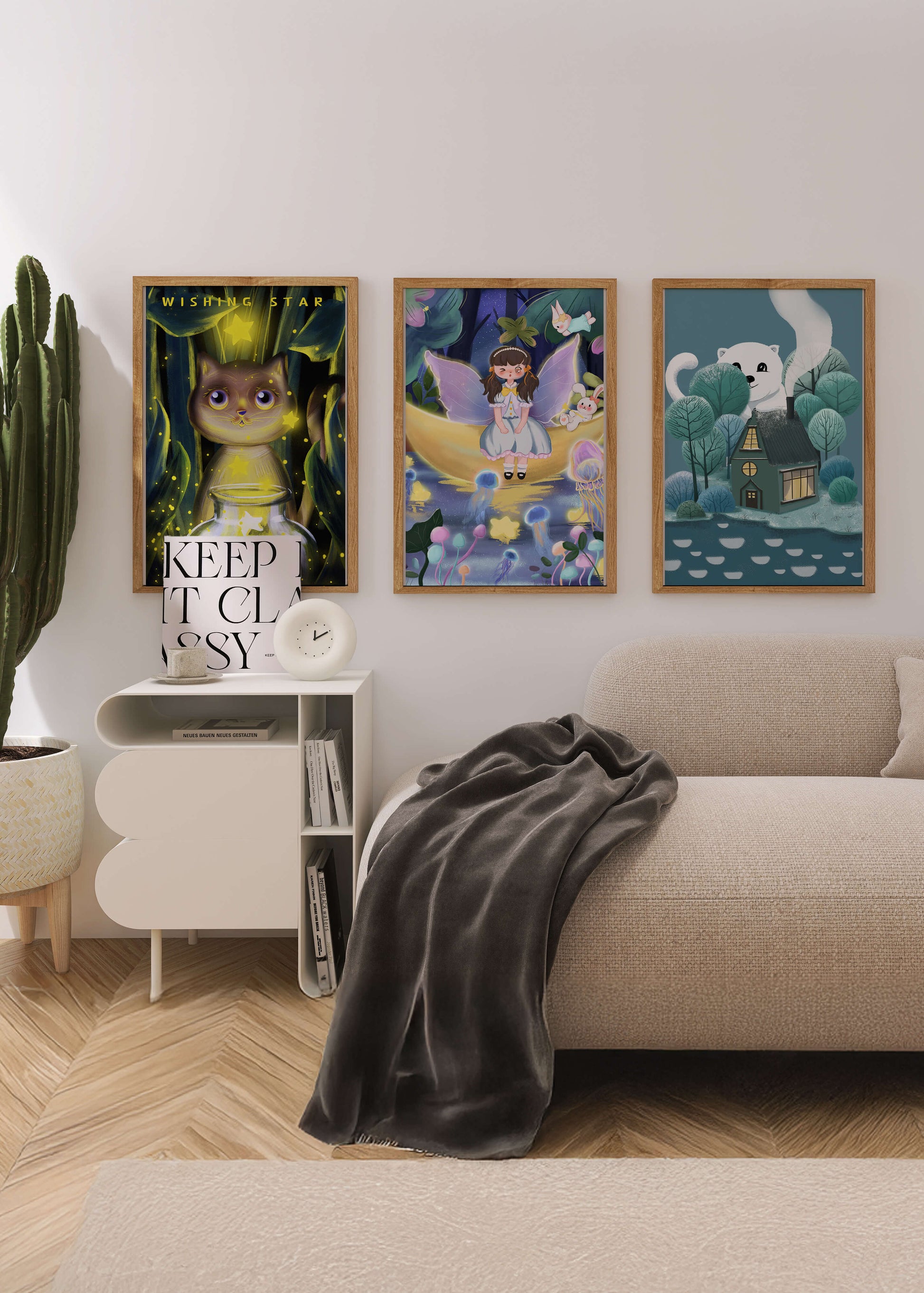 Mur avec trois tableaux artistiques sans cadre dans un environnement lumineux