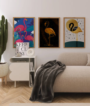 Triptyque de flamants roses avec détails dorés et design moderne