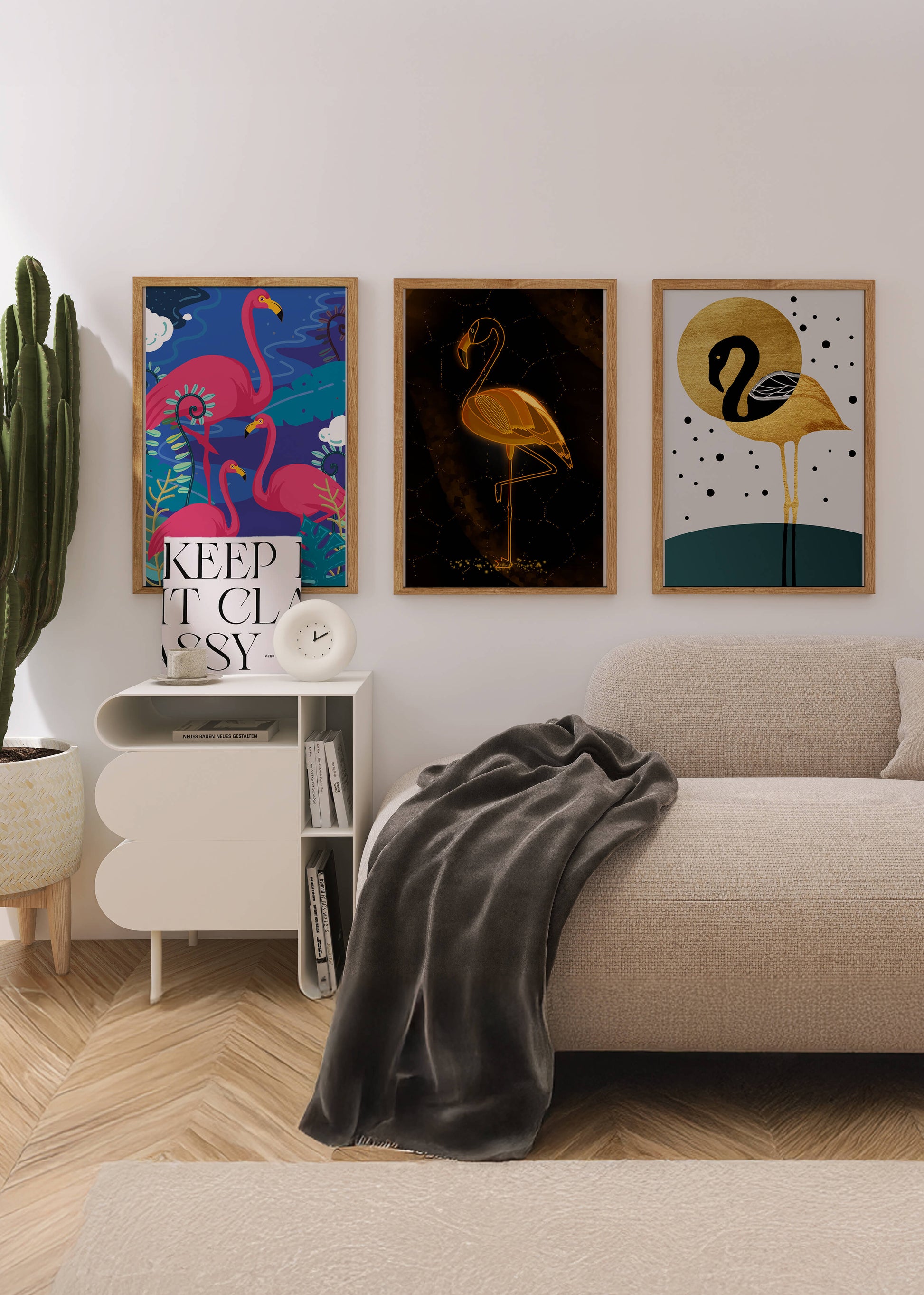 Triptyque de flamants roses avec détails dorés et design moderne