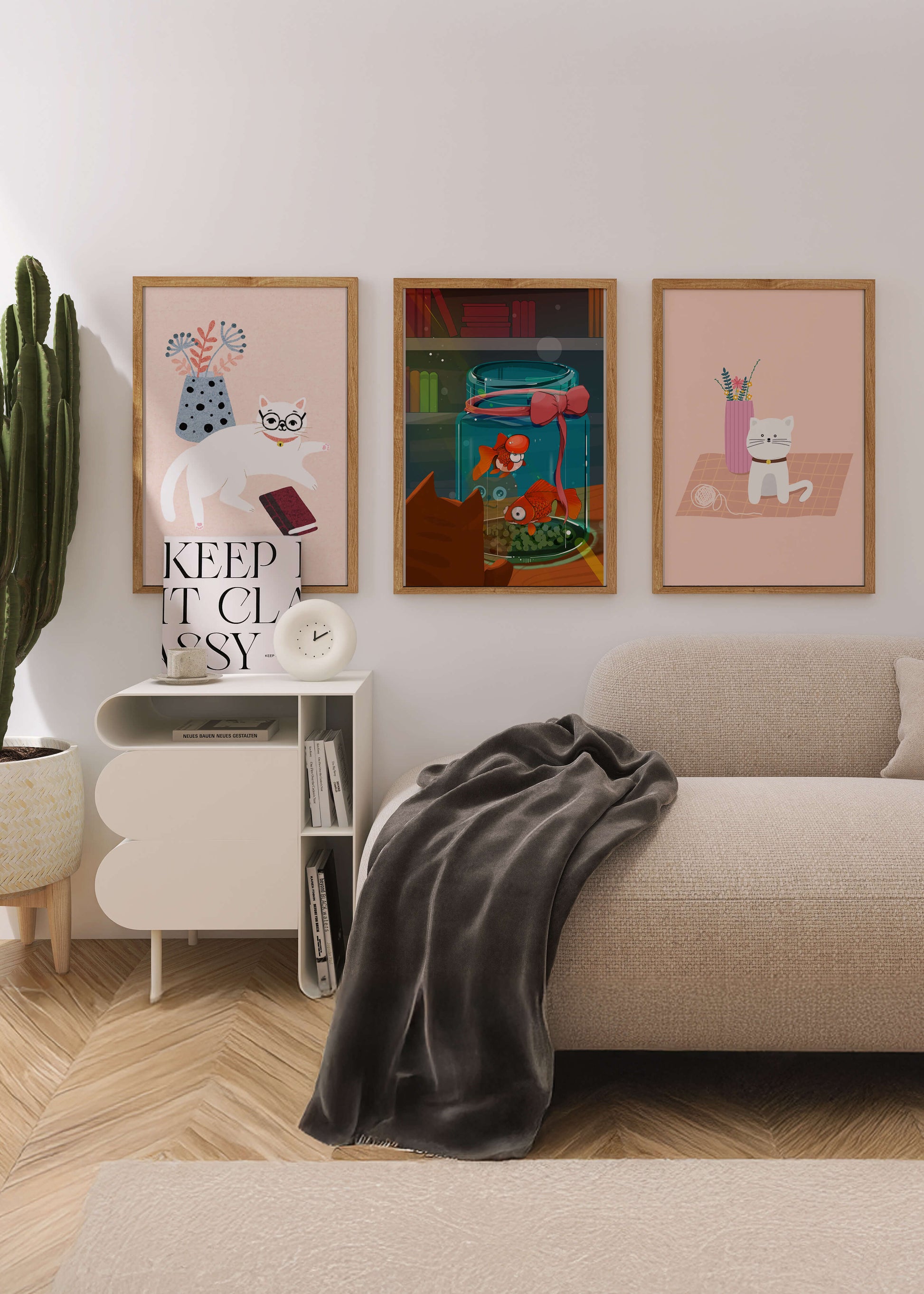 Ensemble de tableaux modernes avec des chats et un aquarium