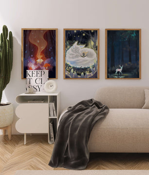 Ausstellung von Fantasie-Kunst mit mystischen Kreaturen in einer natürlichen Umgebung
