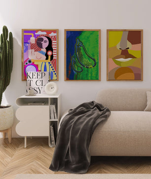 Ensemble d'affiches modernes sur le mur du salon