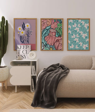 Pared Con Tres Cuadros de Flores de Colores en Estilo Moderno