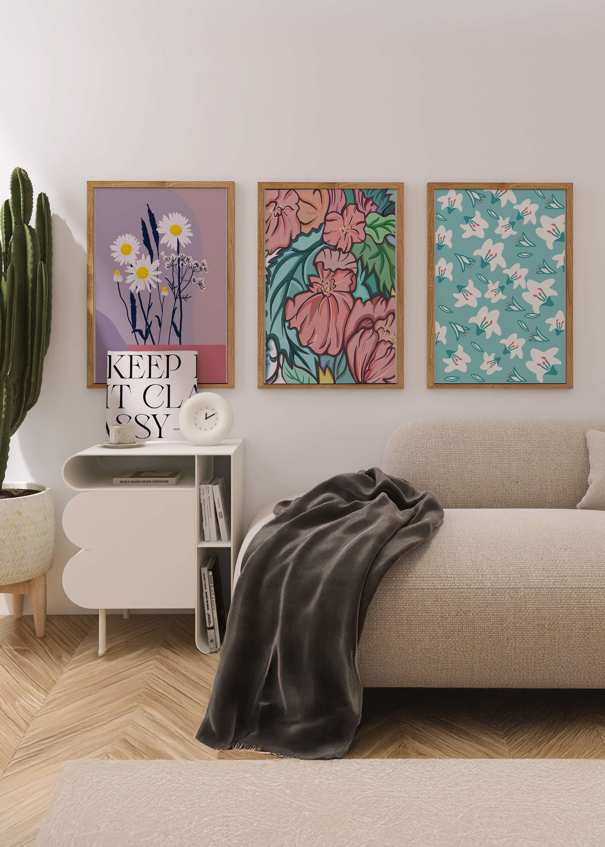 Mur avec trois tableaux de fleurs colorées dans un style moderne
