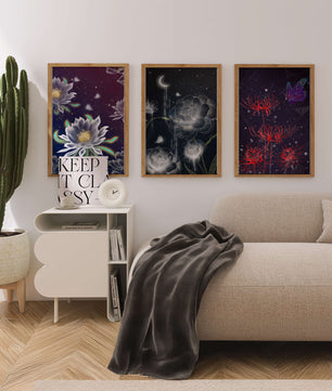 Pared Decorada con Conjunto de Tres Lienzos de Flores y Elementos Naturales