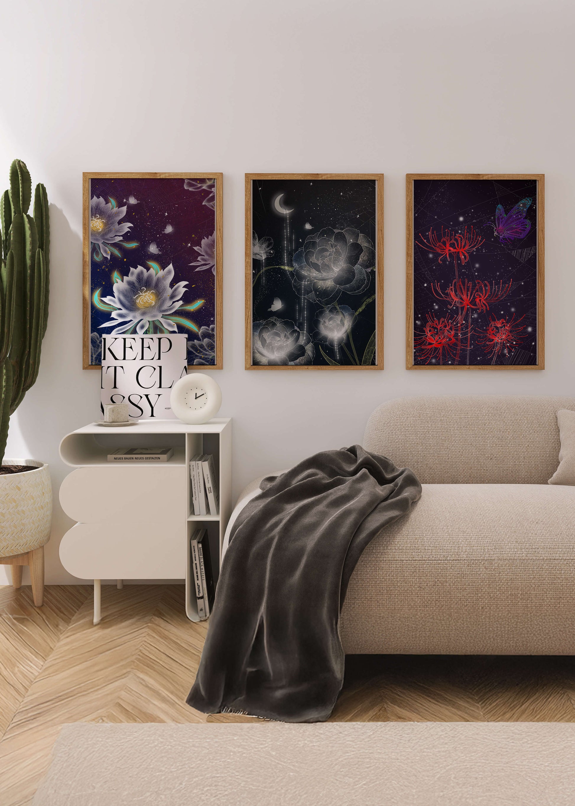 Pared Decorada con Conjunto de Tres Lienzos de Flores y Elementos Naturales