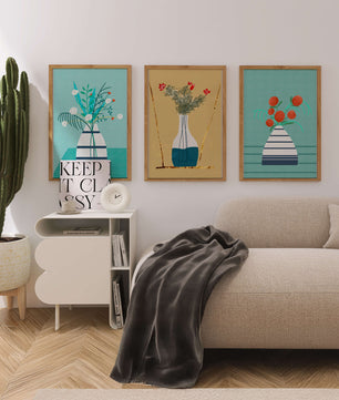 Conjunto de Tres Imágenes de Jarrones con Flores en Colores Pastel y Fondo Neutro