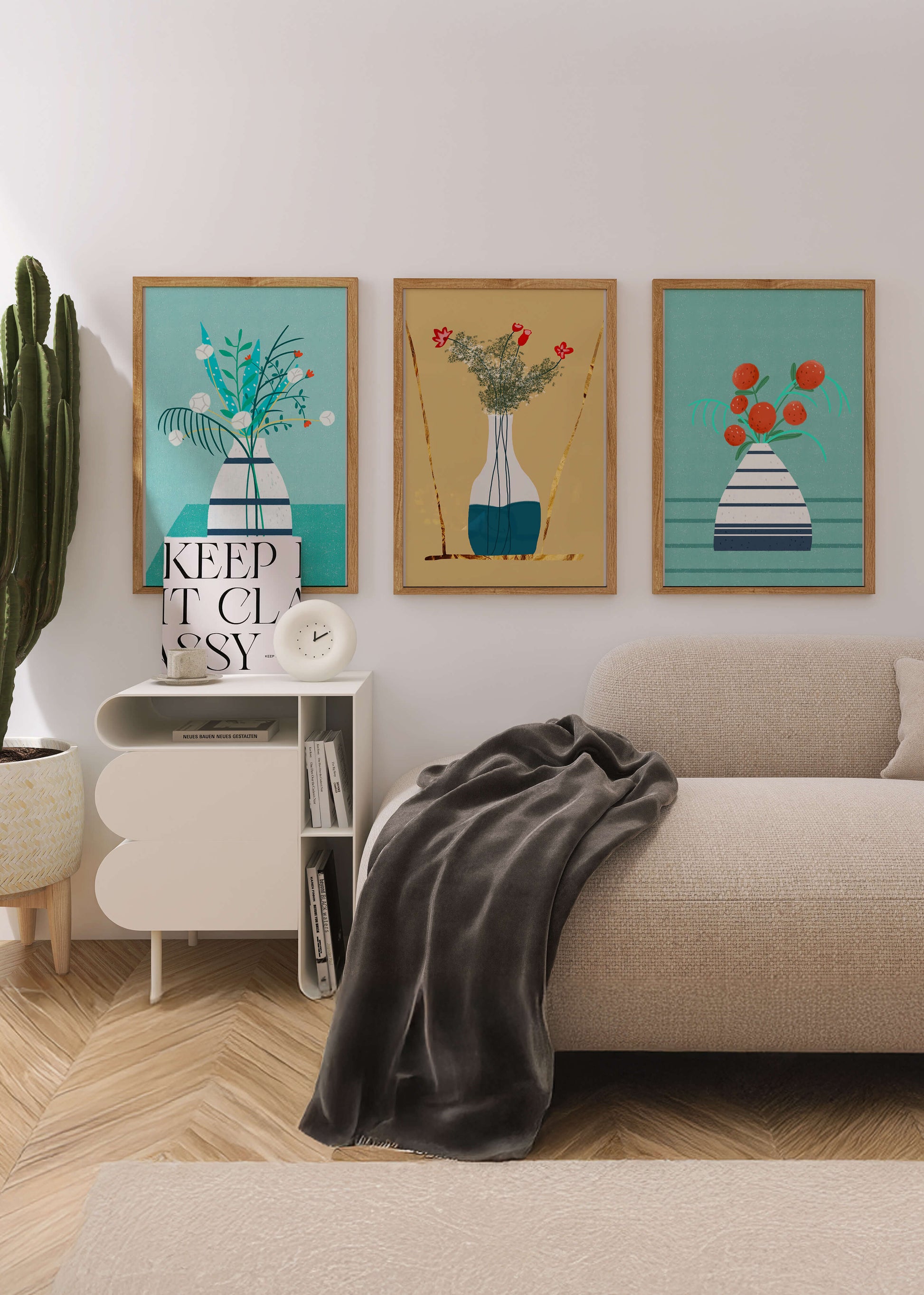 Conjunto de Tres Imágenes de Jarrones con Flores en Colores Pastel y Fondo Neutro