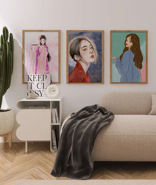 Tríptico de retratos femeninos en estilo moderno