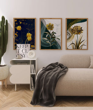 Ensemble d’Impressions de Fleurs Dorées et Vert Foncé sur Mur en Bois