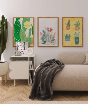 Conjunto de Ilustraciones de Cactus en Marcos de Madera en Pared Clara