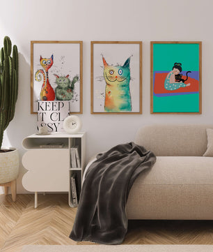 Ensemble d’illustrations colorées de chats avec un cadre en bois clair
