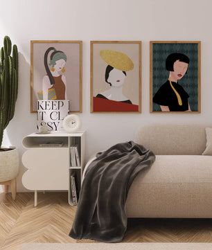Trio de portraits modernes avec lignes douces et chapeaux exubérants