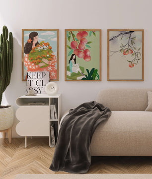 Triptyque d'art avec des éléments naturels et des figures du quotidien