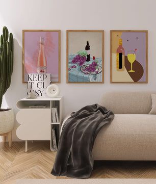 Modernes Kunstwerk mit Flaschen und Getränken auf Holzhintergrund