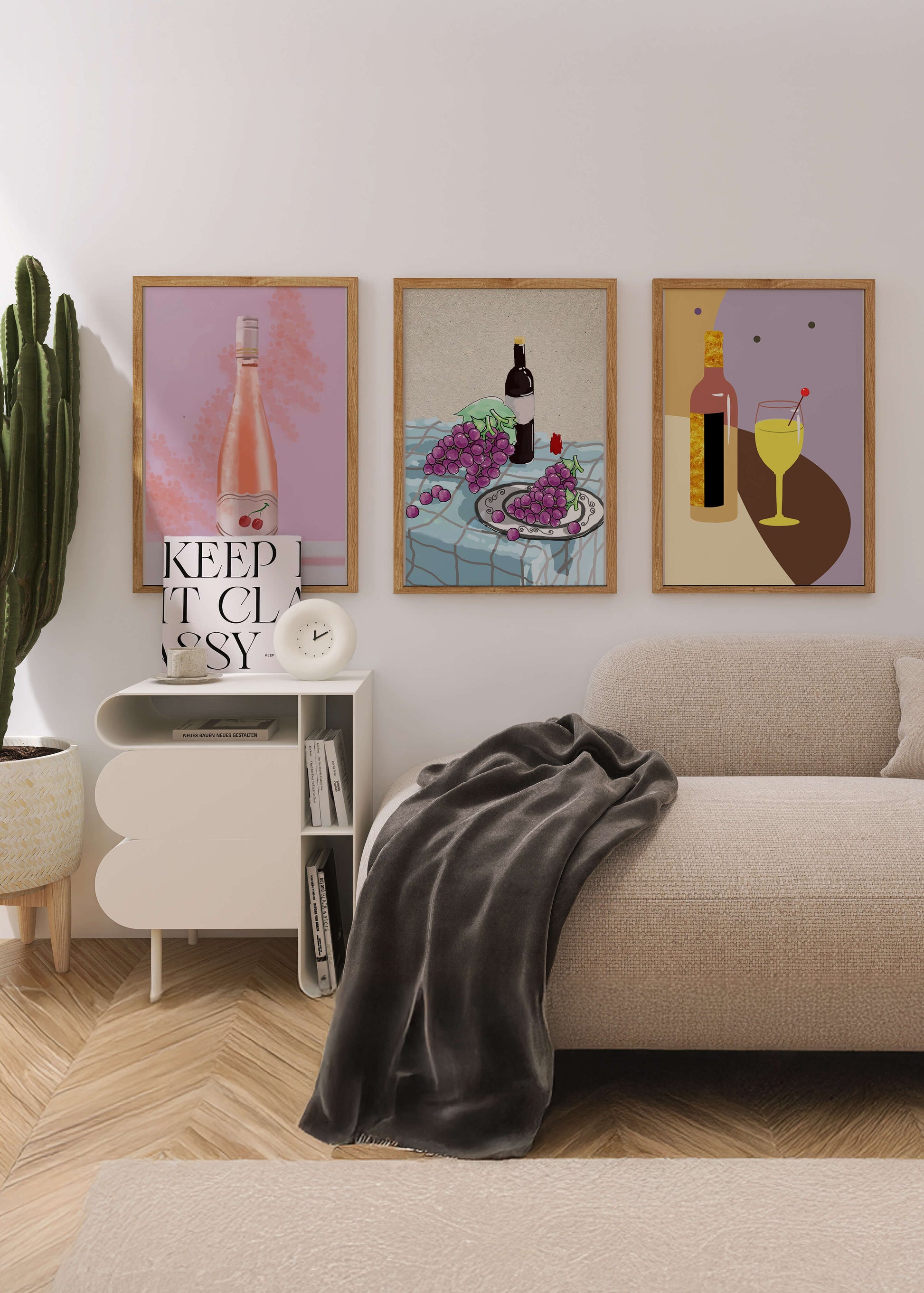Modernes Kunstwerk mit Flaschen und Getränken auf Holzhintergrund