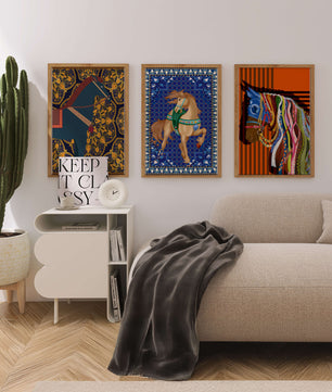 Mur avec trois tableaux de chevaux aux motifs colorés sans cadre