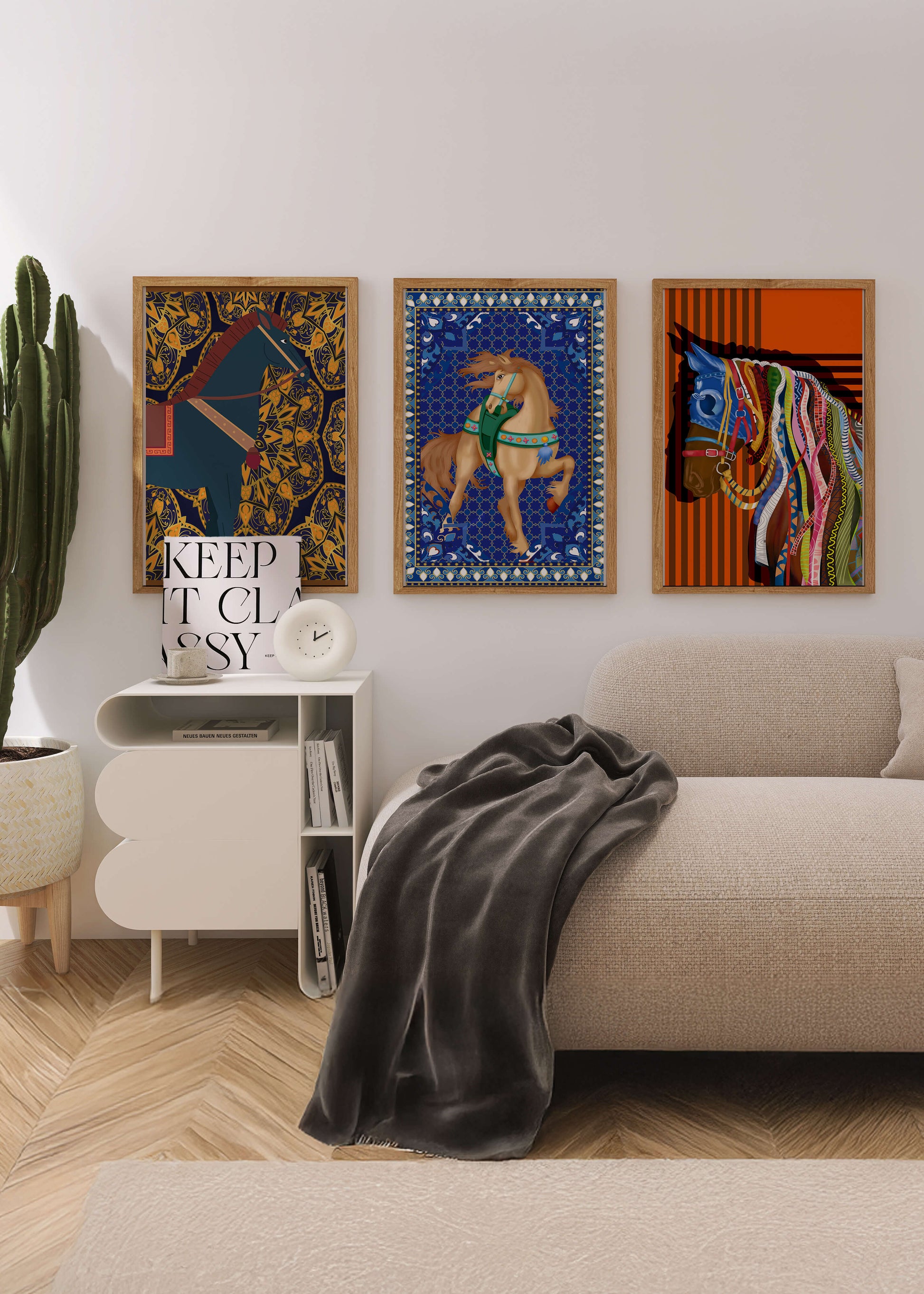 Mur avec trois tableaux de chevaux aux motifs colorés sans cadre