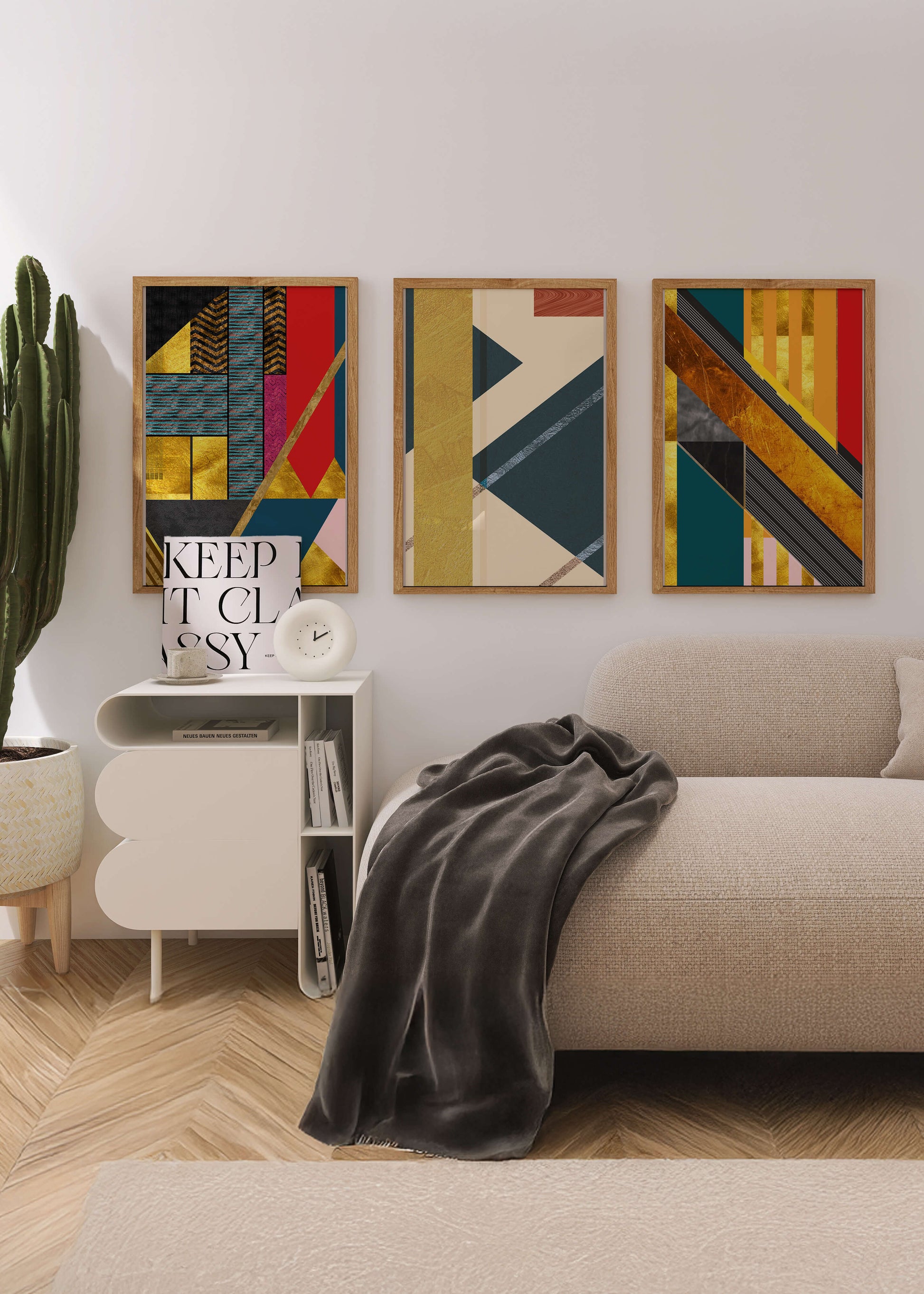 Conjunto de Tres Lienzos Abstractos Geométricos en Colores Vivos y Elementos Dorados