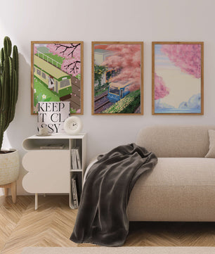 Ensemble de trois tableaux avec des paysages de cerisiers et des trains