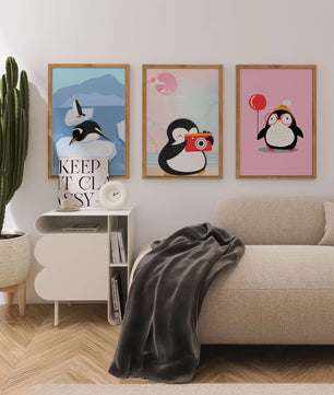 Ensemble de trois dessins de pingouins au style ludique et aux couleurs pastel