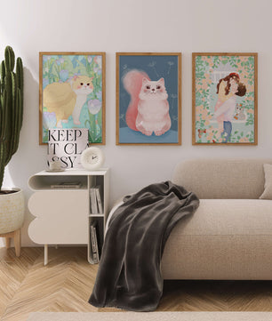 Ensemble de trois tableaux avec des chats et un design floral dans des tons pastel