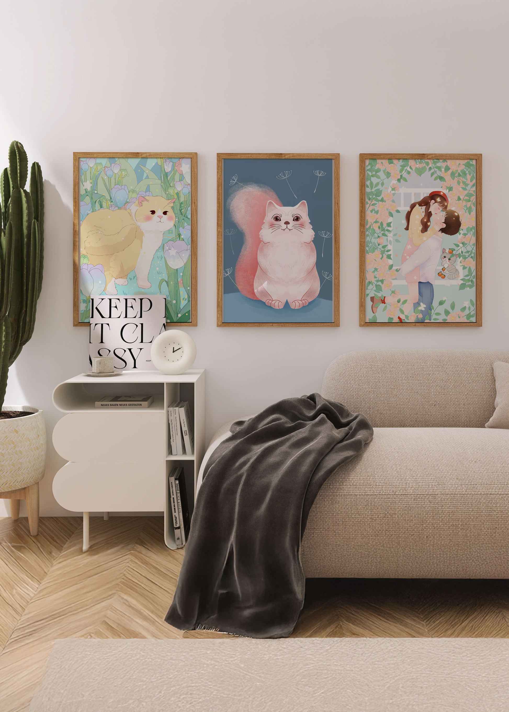Ensemble de trois tableaux avec des chats et un design floral dans des tons pastel