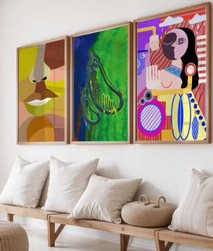 Ensemble d'affiches modernes sur le mur du salon