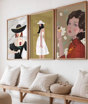 Pared Con Tres Lienzos de Mujeres en Sombreros Sin Marco