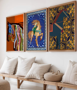 Mur avec trois tableaux de chevaux aux motifs colorés sans cadre