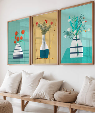 Conjunto de Tres Imágenes de Jarrones con Flores en Colores Pastel y Fondo Neutro