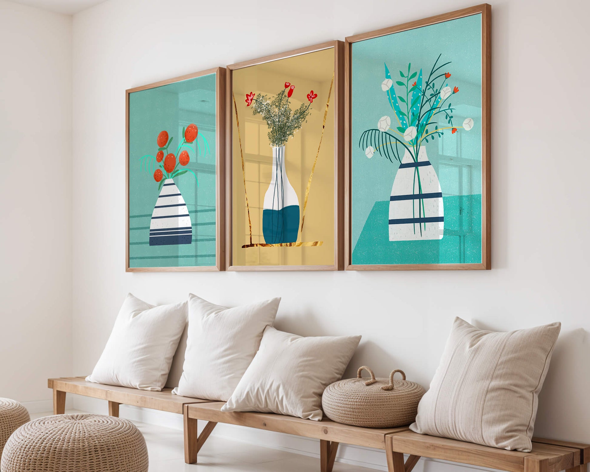 Conjunto de Tres Imágenes de Jarrones con Flores en Colores Pastel y Fondo Neutro