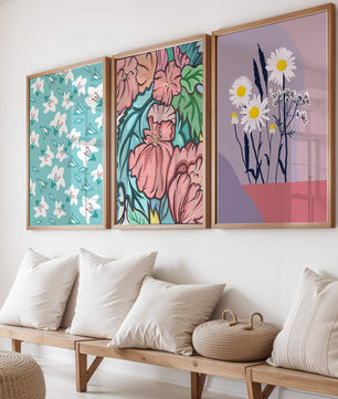 Pared Con Tres Cuadros de Flores de Colores en Estilo Moderno