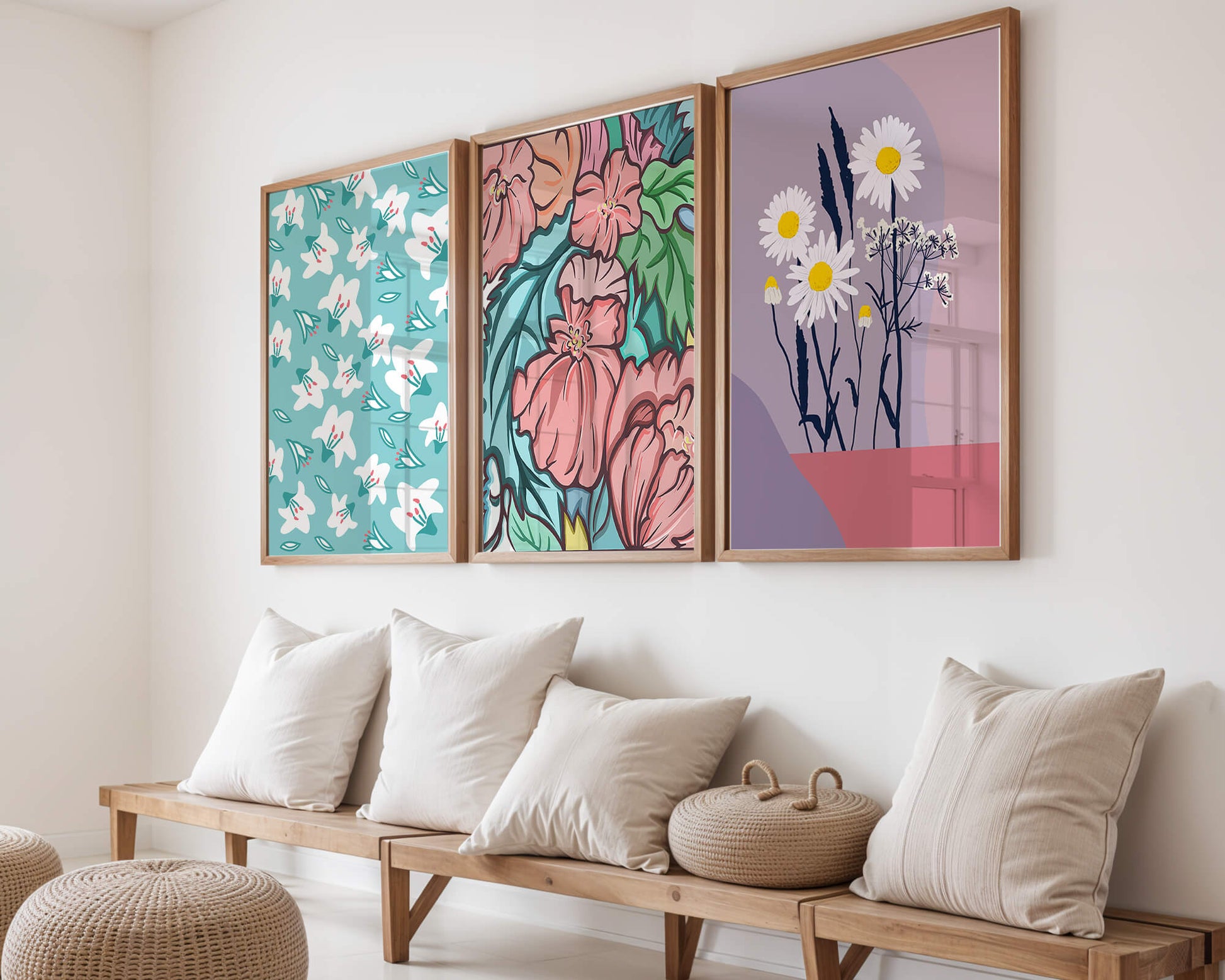 Mur avec trois tableaux de fleurs colorées dans un style moderne