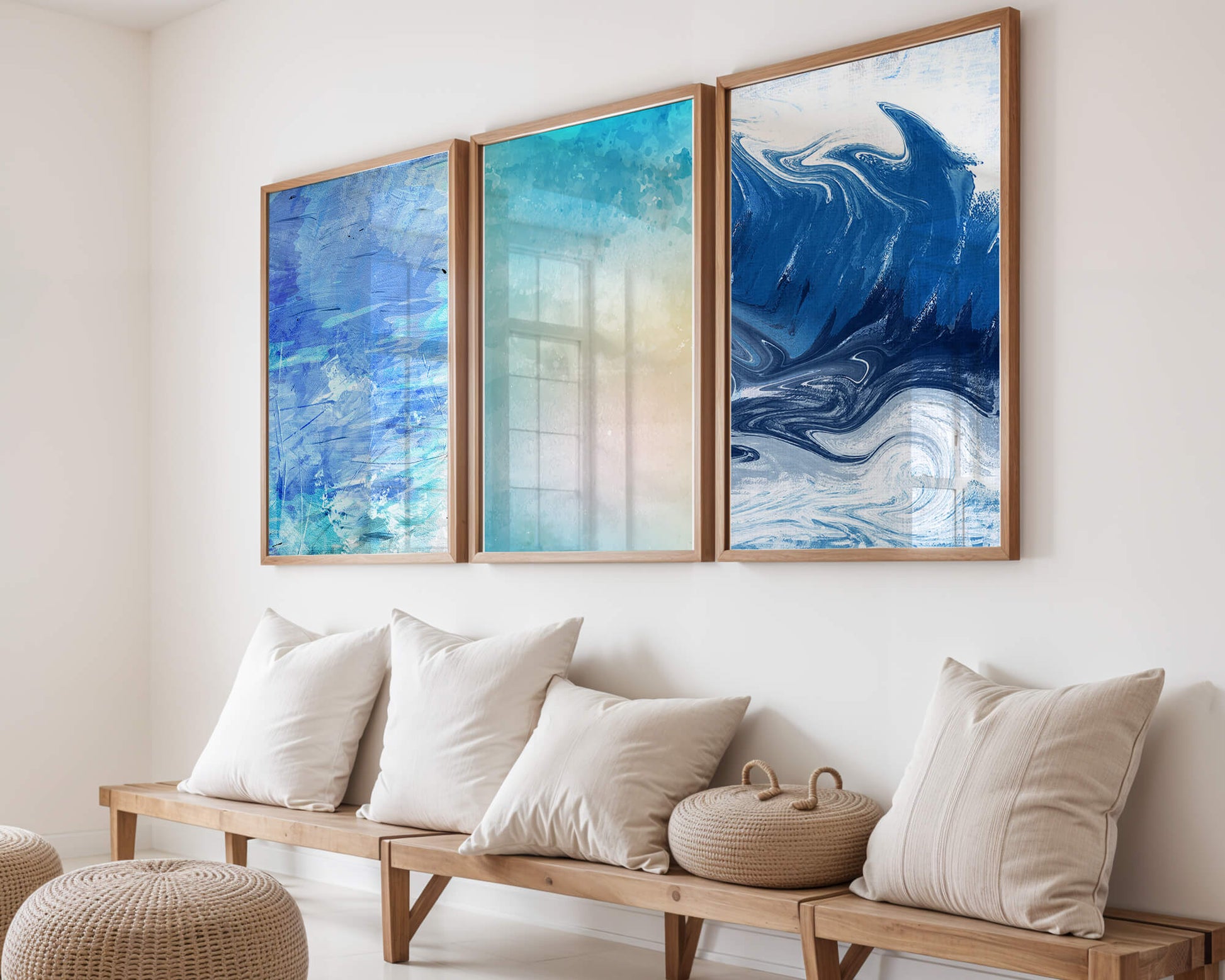 Décoration moderne avec triptyque d'art abstrait dans les tons bleus et beige