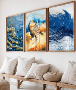 Ensemble de peintures abstraites dans des tons bleus et dorés