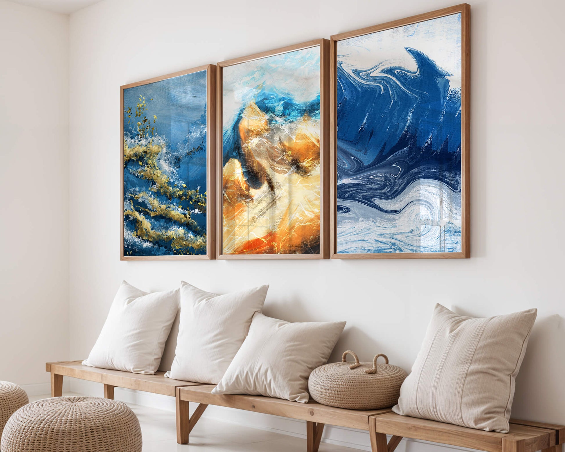 Ensemble de peintures abstraites dans des tons bleus et dorés