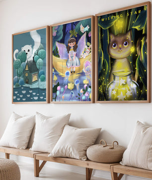 Mur avec trois tableaux artistiques sans cadre dans un environnement lumineux