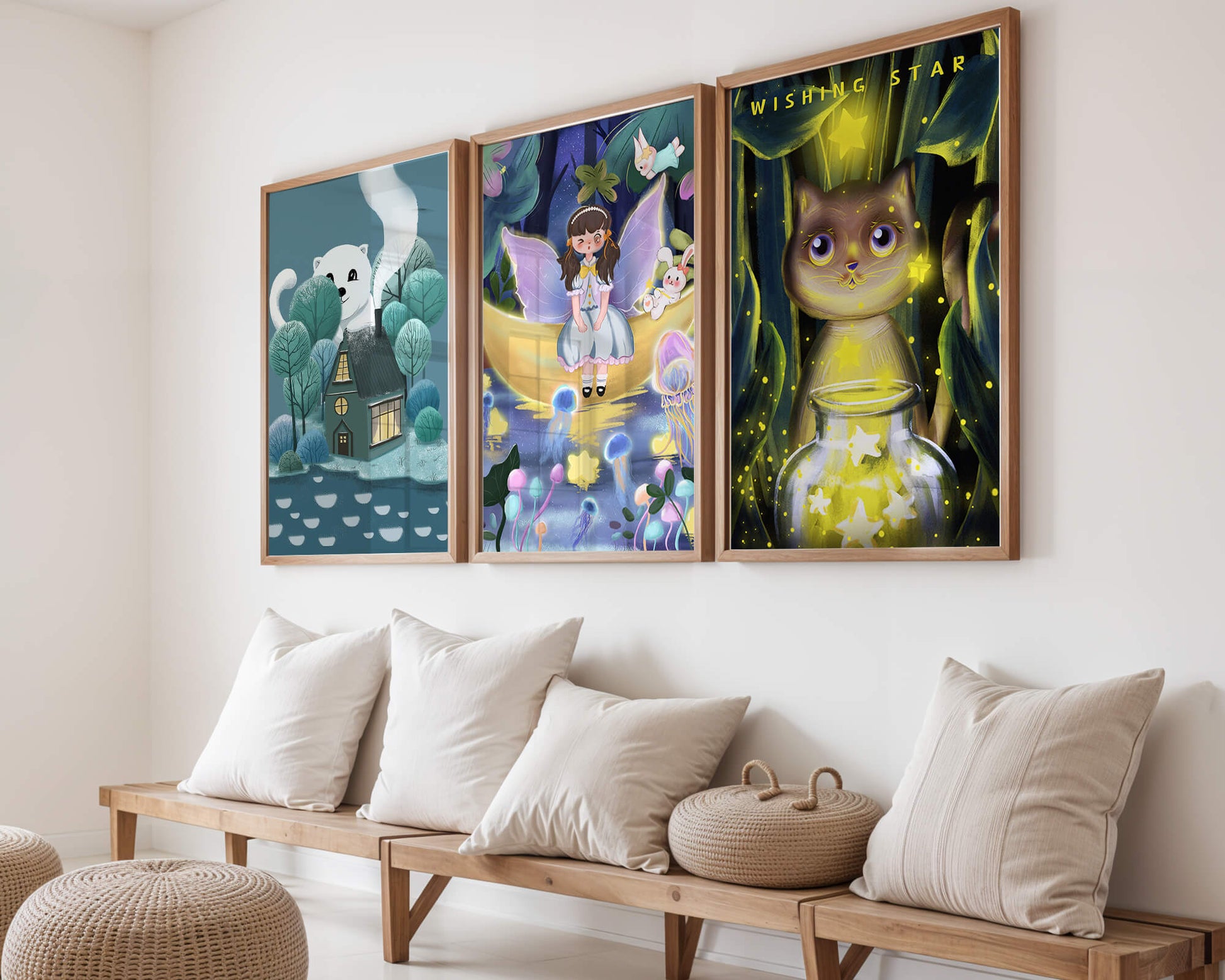 Mur avec trois tableaux artistiques sans cadre dans un environnement lumineux