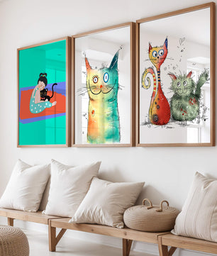 Ensemble d’illustrations colorées de chats avec un cadre en bois clair