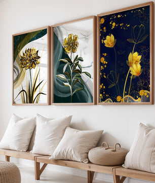 Ensemble d’Impressions de Fleurs Dorées et Vert Foncé sur Mur en Bois